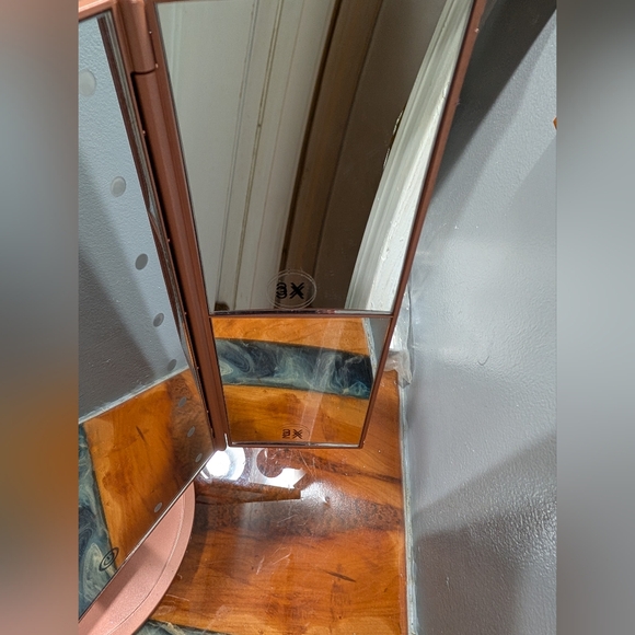 DEWEISN Dresser Mount Tri-Fold Lighted Vanity Mirror with 21 LED Lights (EUC) - Picture 9 of 13